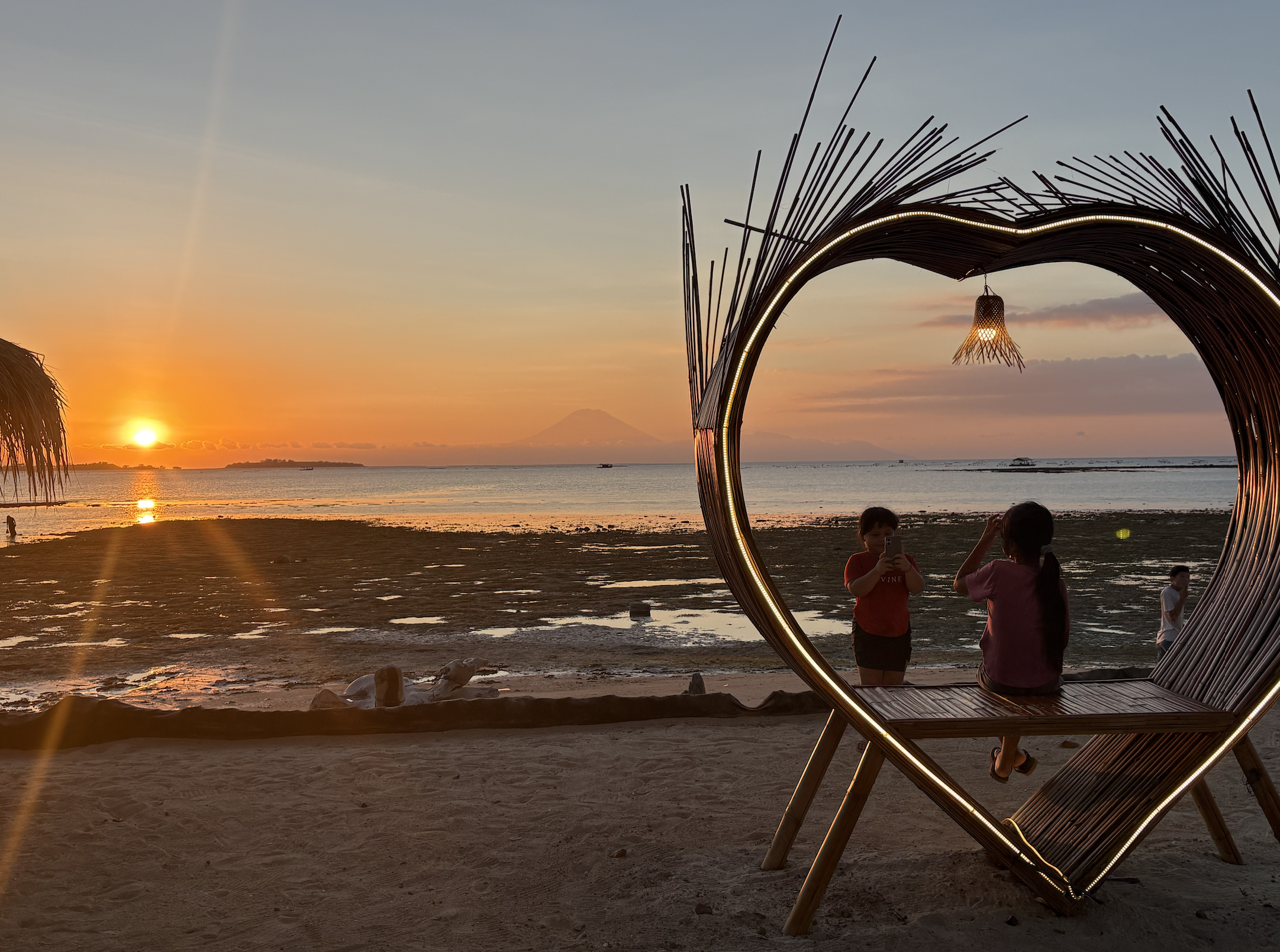 ハートのフレームと夕日