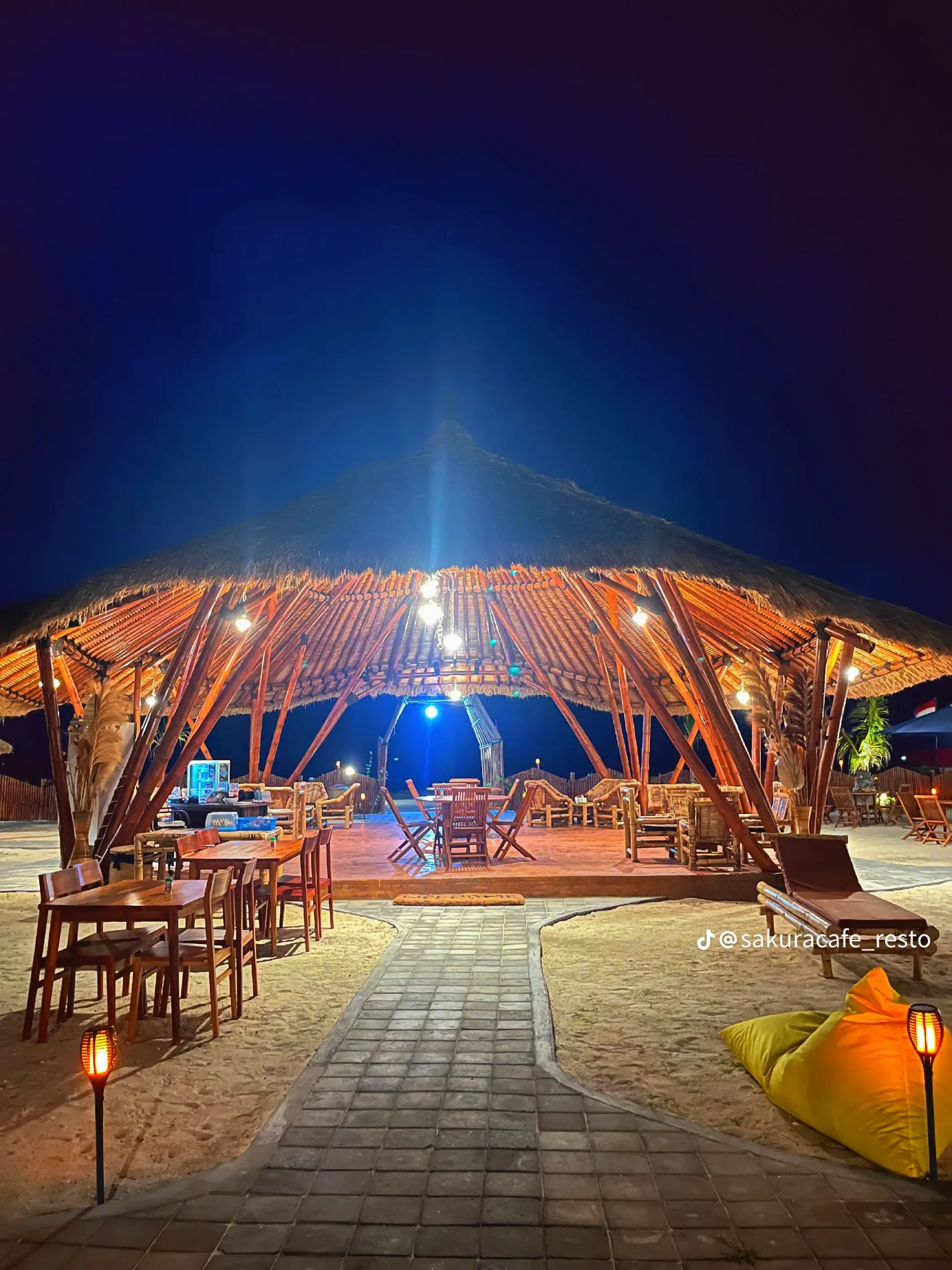 SAKURA CAFE のテラスから見る夕日