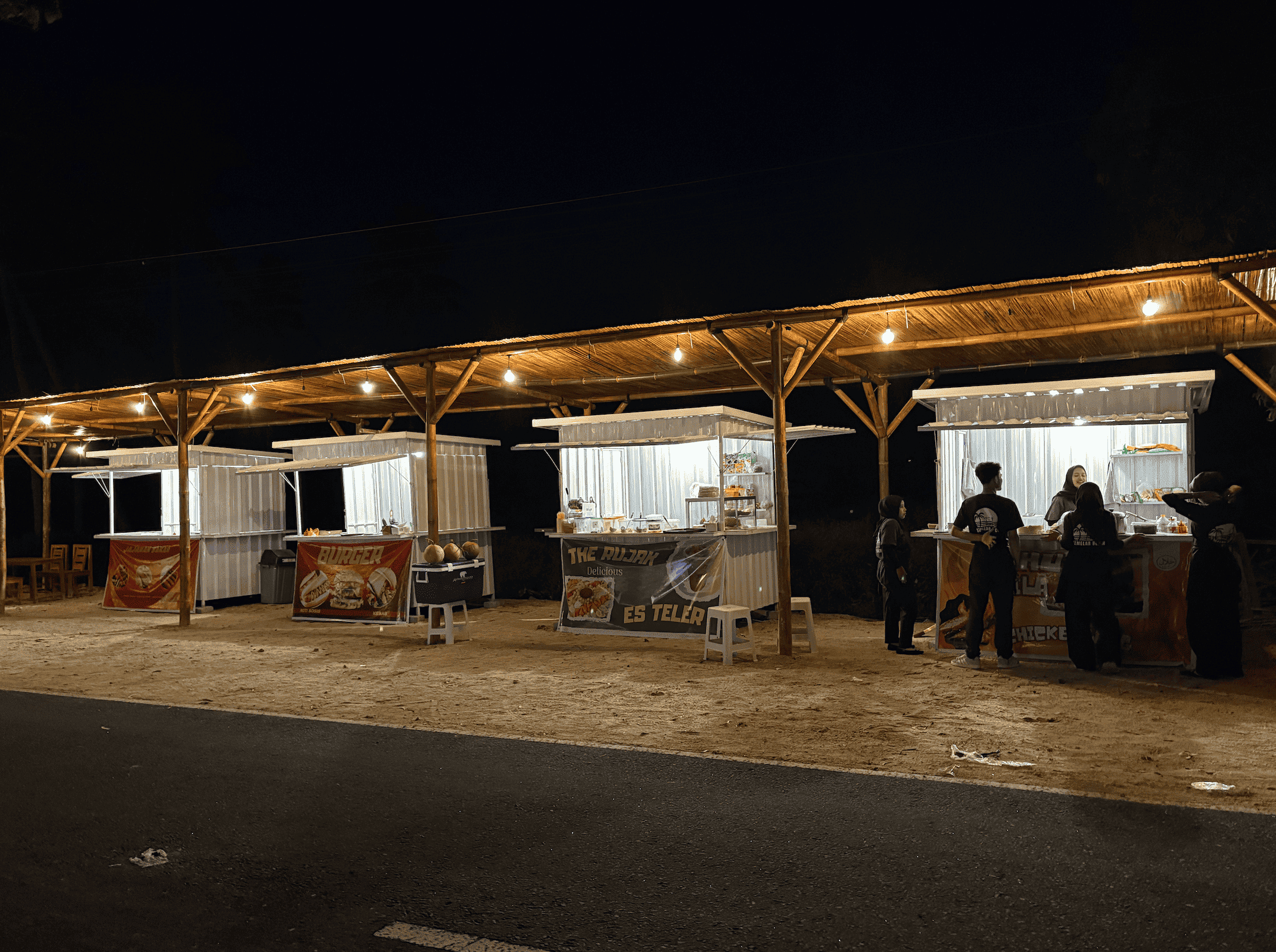 LOCAL FOOD STREET の夜の屋台