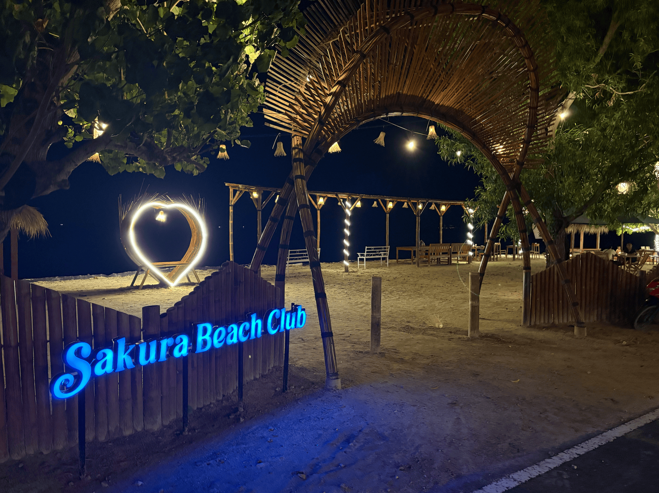 SAKURA BEACH CLUB の夜のゲート