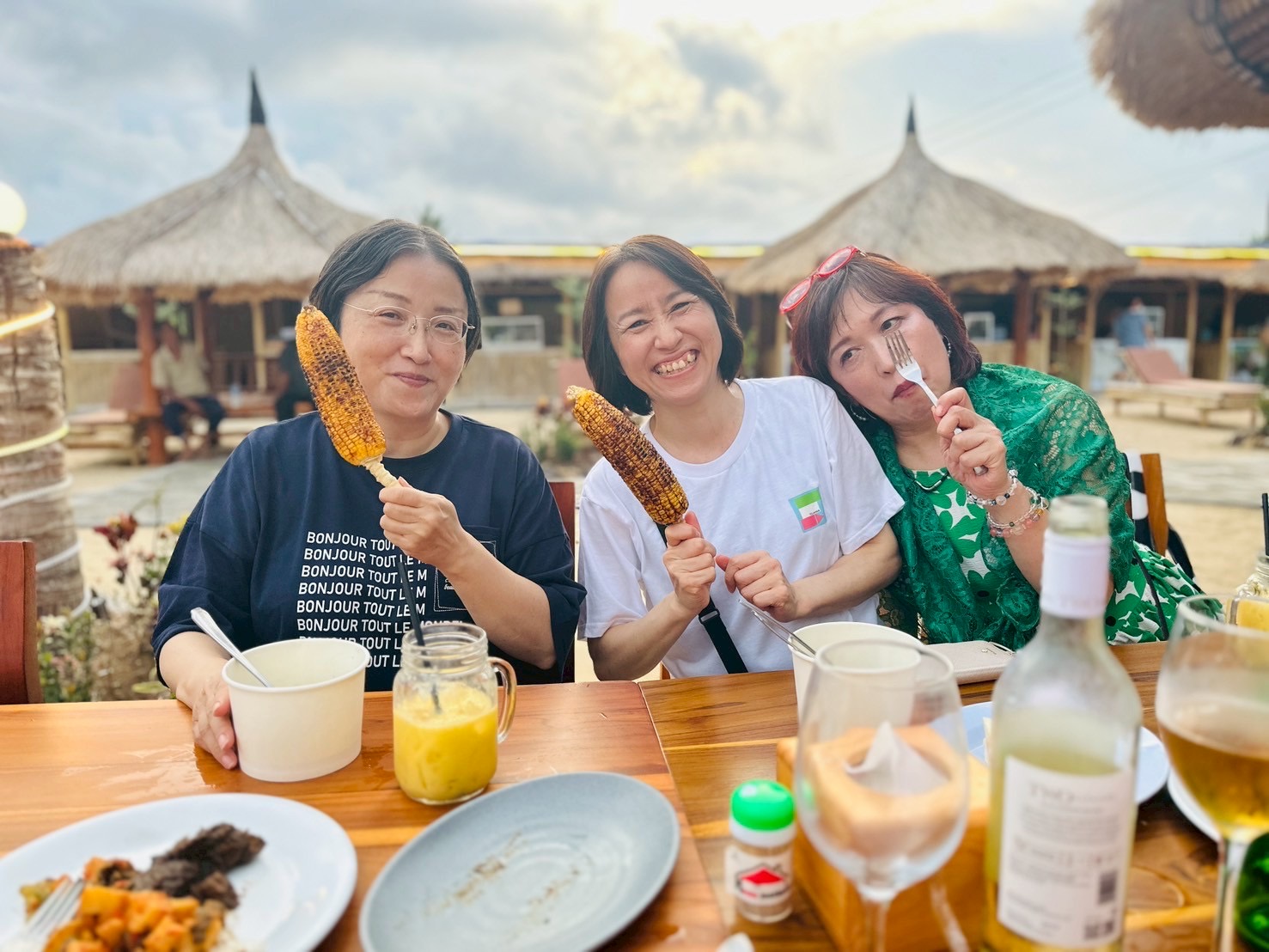 SAKURA CAFE の店内、海の見える席